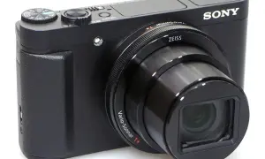 Czarny, dobry aparat kompaktowy z dużym zoomem, z obiektywem Zeiss Vario-Sonnar T*.