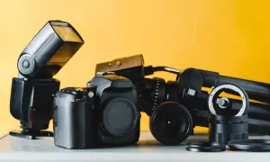 Zestaw sprzętu fotograficznego: aparat, lampa błyskowa, obiektywy i statyw. Idealny do nauki, jak fotografować z lampą błyskową.
