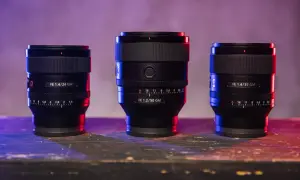 Trzy obiektywy do Sony a6400: 24mm f/1.4 GM, 50mm f/1.2 GM i 35mm f/1.4 GM, ustawione na drewnianym blacie.