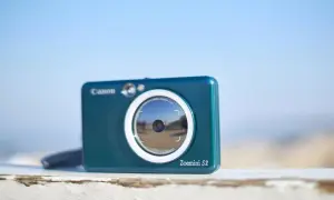 Elegancki, turkusowy Canon Zoemini S2 – dobry mały aparat fotograficzny, który drukuje zdjęcia od razu.