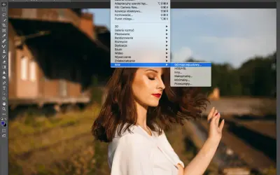 Jak wyostrzyć zdjęcie w Photoshopie? Menu Filtr > Wyostrzenie > Inne. Opcja "Inne" pozwala na precyzyjne dostosowanie parametrów wyostrzenia.
