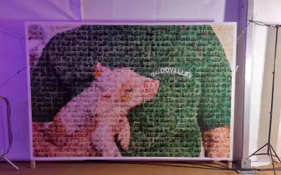 Pamiątkowe zdjęcie z wielu mniejszych fotografii tworzy obraz świni. Napis "GOODVALLEY" widoczny jest na tle zieleni.