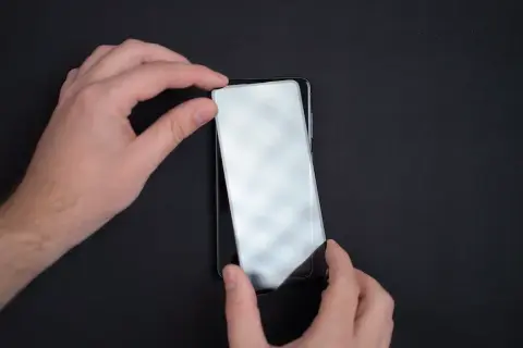 Profesjonalny sposób nakładania szkła na telefon bez przykrych niespodzianek