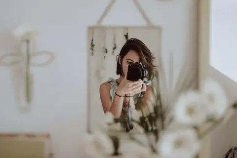 Niewidoczny aparat w selfie? Magiczne triki na perfekcyjne zdjęcie w lustrze