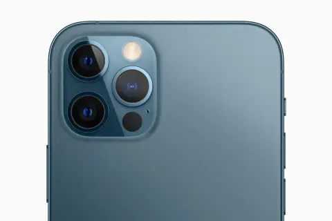 Zbliżenie na moduł aparatów iPhone'a. Chcesz wiedzieć, jak zdjąć szybkę z aparatu iPhone? Ten widok pokazuje, jak wygląda moduł aparatu.