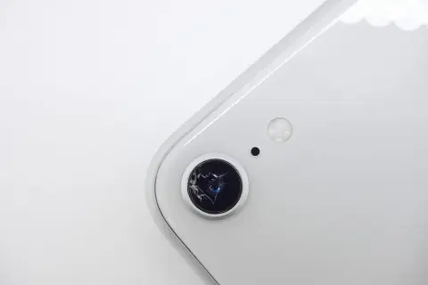 Ile kosztuje wymiana szkiełka aparatu w telefonie? Ceny i porady
