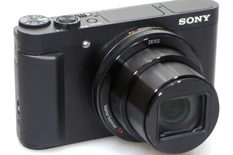 Czarny, dobry aparat kompaktowy z dużym zoomem, z obiektywem Zeiss Vario-Sonnar T*.