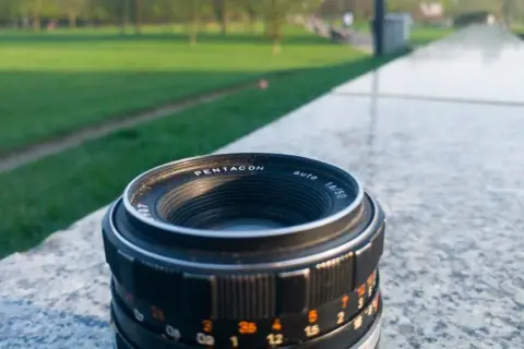 35 mm czy 50 mm? Wybierz idealny obiektyw stałoogniskowy bez błędów