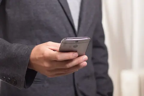 Jak bezpiecznie wyczyścić aparat w telefonie bez ryzyka uszkodzenia soczewki