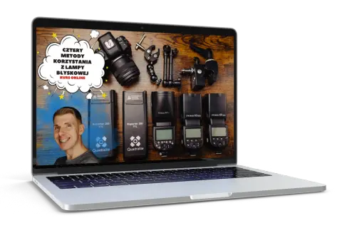 Na ekranie laptopa kurs online: Cztery metody jak ustawić lampę błyskową w aparacie. Widoczne lampy Quadralite, akcesoria i aparat.