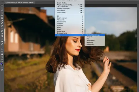Jak wyostrzyć zdjęcie w Photoshopie? Menu Filtr > Wyostrzenie > Inne. Opcja "Inne" pozwala na precyzyjne dostosowanie parametrów wyostrzenia.