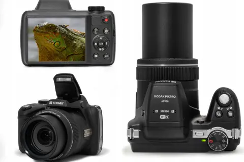Trzy ujęcia aparatu cyfrowego Kodak PIXPRO AZ528: z tyłu z ekranem pokazującym jaszczurkę, z przodu z otwartą lampą błyskową i obiektywem, oraz z góry z widocznymi przyciskami i pokrętłem trybów.
