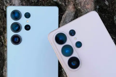 Dwa telefony Samsung z wieloma obiektywami aparatów. Dowiedz się, jak ustawić aparat w telefonie Samsung, by robić najlepsze zdjęcia.