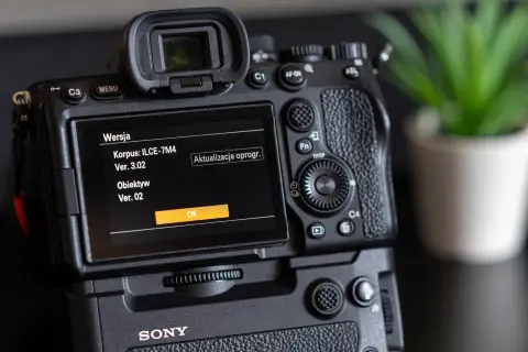 Menu aparatu bezlusterkowego Sony pokazuje wersję oprogramowania korpusu i obiektywu. Jak zrozumieć menu bezlusterkowca?