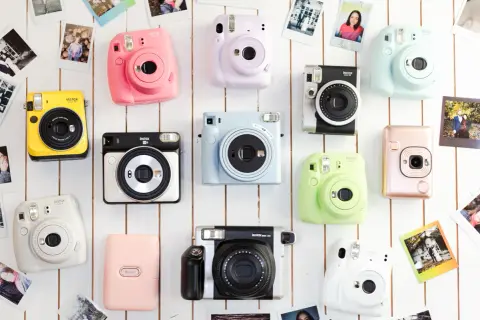 Kolorowe aparaty Instax Mini i inne modele, w tym Instax Wide 300. Jaki Instax najlepszy? Wybór zależy od Ciebie!