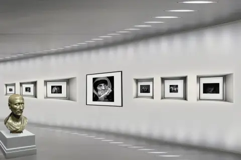 Galeria sztuki z popiersiem i czarno-białymi fotografiami, w tym portretem starca, który może być najdroższym zdjęciem świata.