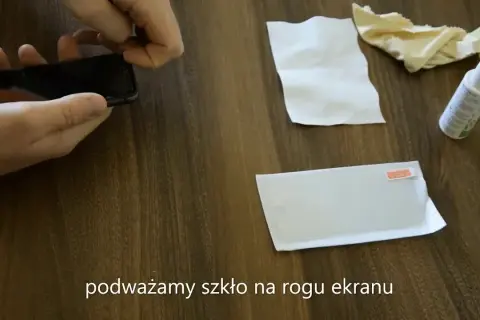 Bezpieczne zdejmowanie szkła hartowanego z aparatu bez ryzyka uszkodzenia