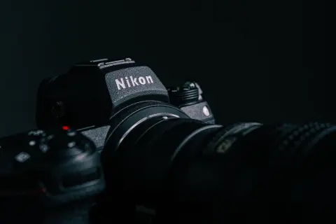 Czarne body aparatu Nikon z obiektywem. Dowiedz się, jak sprawdzić przebieg aparatu Nikon, aby ocenić jego stan.