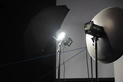 Studio oświetleniowe: lampa z parasolką i beauty dish. Podpowiadamy, jak skonfigurować bezlusterkowca do pracy w studio.