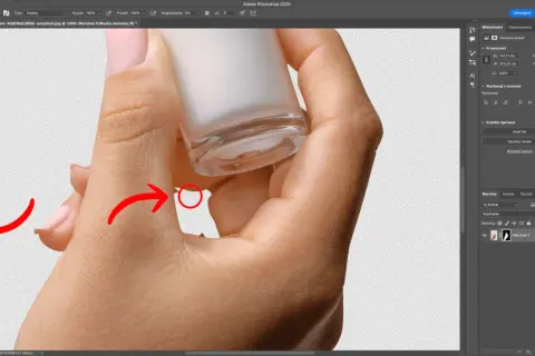 Pokazano, jak wymazać tło ze zdjęcia w Photoshopie. Dłoń trzymająca buteleczkę z kosmetykiem na przezroczystym tle.