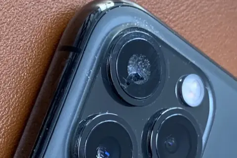 Jak zdjąć szkło z aparatu iPhone bez ryzyka uszkodzenia obiektywu