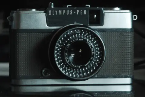 Stary aparat Olympus Pen, idealny do wywołania zdjęć z kliszy.