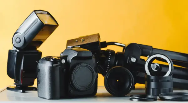 Zestaw sprzętu fotograficznego: aparat, lampa błyskowa, obiektywy i statyw. Idealny do nauki, jak fotografować z lampą błyskową.