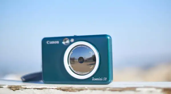 Elegancki, turkusowy Canon Zoemini S2 – dobry mały aparat fotograficzny, który drukuje zdjęcia od razu.