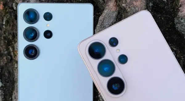 Dwa telefony Samsung z wieloma obiektywami aparatów. Dowiedz się, jak ustawić aparat w telefonie Samsung, by robić najlepsze zdjęcia.