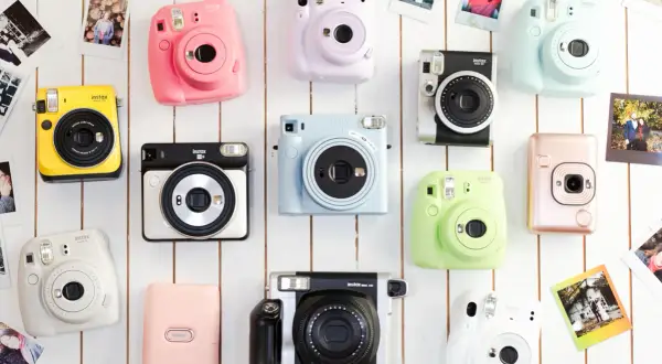 Kolorowe aparaty Instax Mini i inne modele, w tym Instax Wide 300. Jaki Instax najlepszy? Wybór zależy od Ciebie!