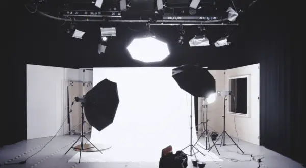 Profesjonalne zdjęcia z lampą błyskową. Uniknij najczęstszych wpadek fotograficznych