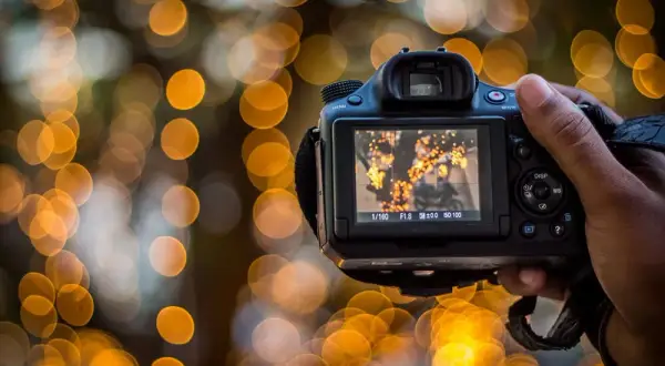 Najlepsze obiektywy do efektu bokeh. Jak uzyskać magiczne rozmycie tła?