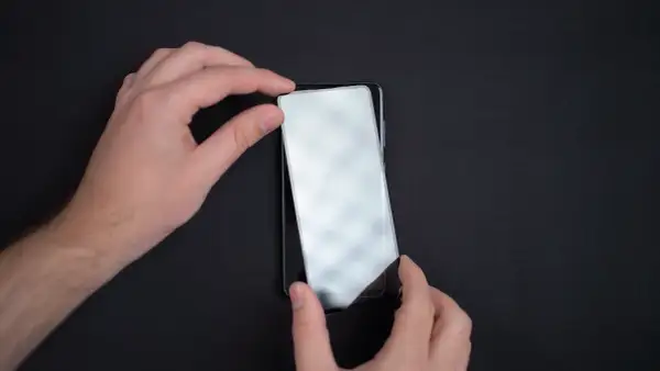 Profesjonalny sposób nakładania szkła na telefon bez przykrych niespodzianek