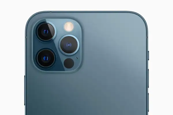 Zbliżenie na moduł aparatów iPhone'a. Chcesz wiedzieć, jak zdjąć szybkę z aparatu iPhone? Ten widok pokazuje, jak wygląda moduł aparatu.