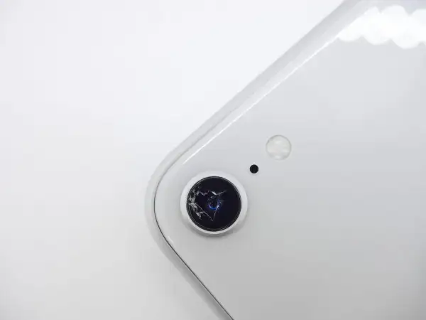 Ile kosztuje wymiana szkiełka aparatu w telefonie? Ceny i porady