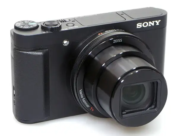 Czarny, dobry aparat kompaktowy z dużym zoomem, z obiektywem Zeiss Vario-Sonnar T*.
