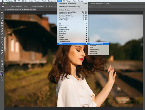 Jak wyostrzyć zdjęcie w Photoshopie? Menu Filtr > Wyostrzenie > Inne. Opcja "Inne" pozwala na precyzyjne dostosowanie parametrów wyostrzenia.