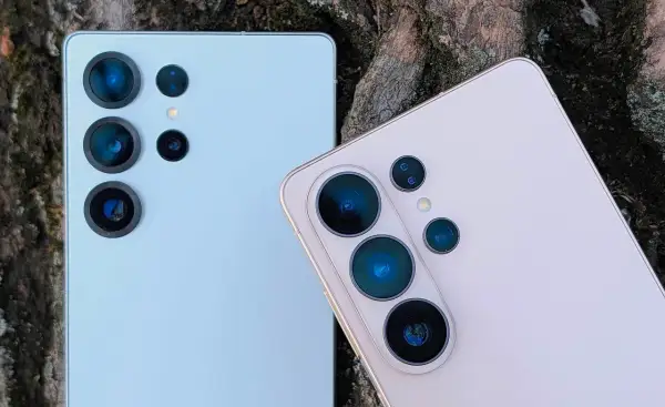Dwa telefony Samsung z wieloma obiektywami aparatów. Dowiedz się, jak ustawić aparat w telefonie Samsung, by robić najlepsze zdjęcia.