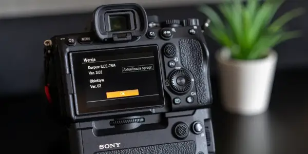 Menu aparatu bezlusterkowego Sony pokazuje wersję oprogramowania korpusu i obiektywu. Jak zrozumieć menu bezlusterkowca?
