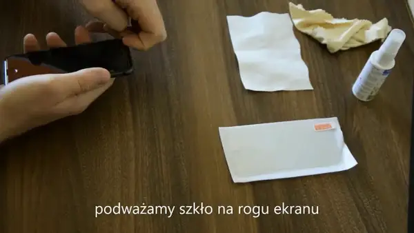 Bezpieczne zdejmowanie szkła hartowanego z aparatu bez ryzyka uszkodzenia