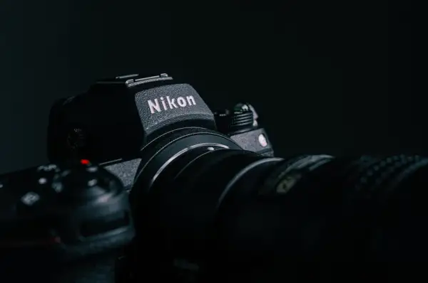 Czarne body aparatu Nikon z obiektywem. Dowiedz się, jak sprawdzić przebieg aparatu Nikon, aby ocenić jego stan.