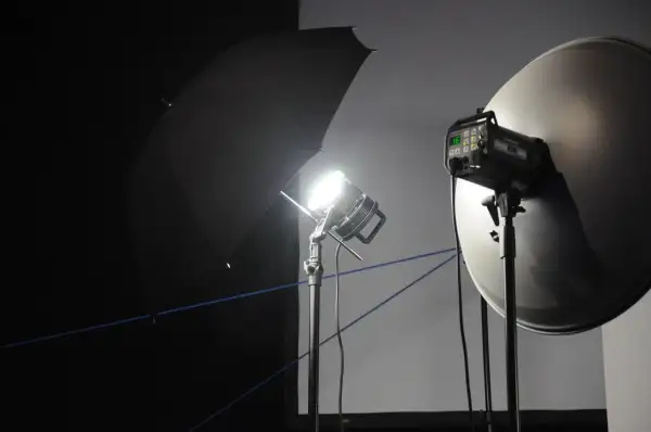 Studio oświetleniowe: lampa z parasolką i beauty dish. Podpowiadamy, jak skonfigurować bezlusterkowca do pracy w studio.