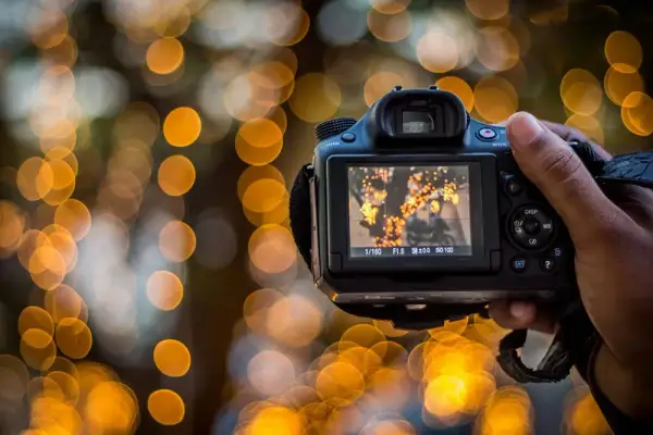 Najlepsze obiektywy do efektu bokeh. Jak uzyskać magiczne rozmycie tła?